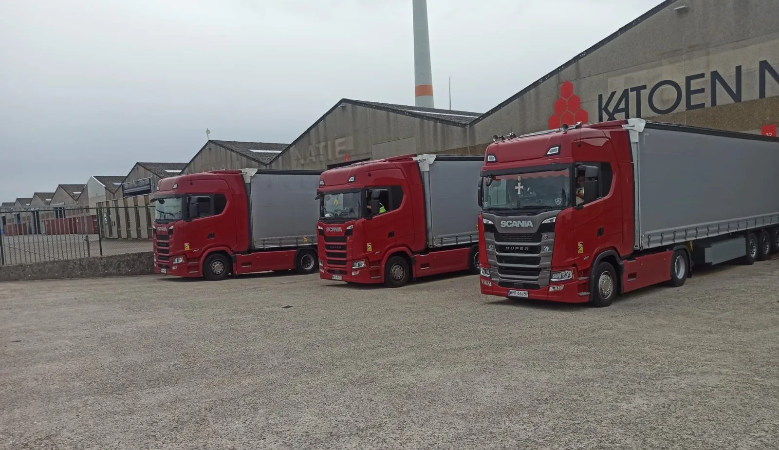 Trzy czerwone ciężarówki Scania DAWEKS