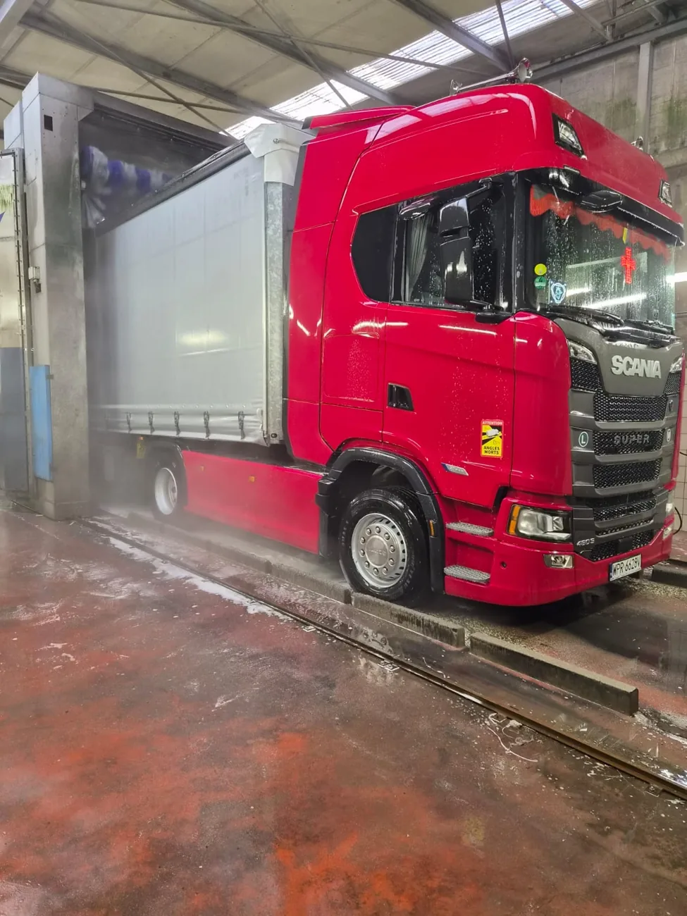 Scania DAWEKS podczas mycia i konserwacji pojazdu